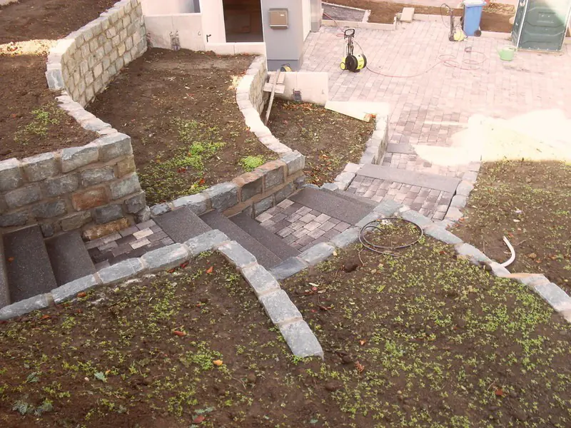 Treppenanlage mit Pflasterpodest Neuengeseke im Bau – Honnert Gartenbau
