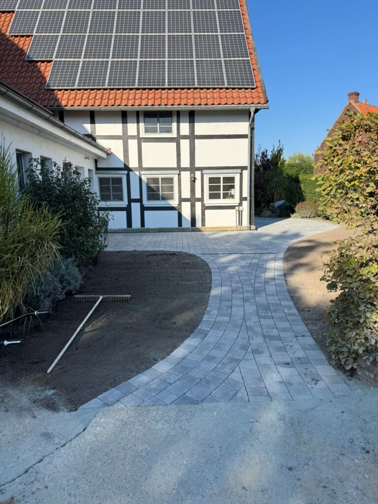 Pflasterarbeiten Schoneberg Hovestadt – Hofeinfahrt Bogenverband Fachwerkhaus Honnert Gartenbau