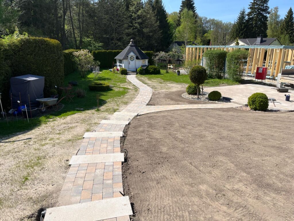 Neuer Pflasterweg Völlinghausen Möhnesee – geschwungene Wegeführung zum Gartenhaus